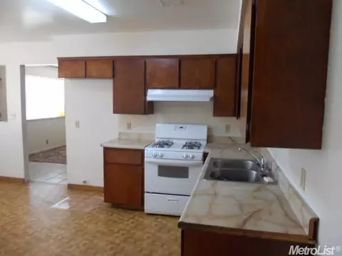 1111 E Kennedy St, Madera, CA 93638 photo 5