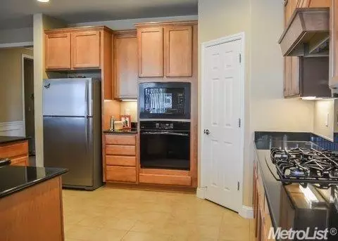 2525 Shadow Berry Dr, Manteca, CA 95336 photo 4