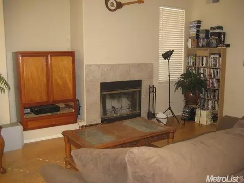 854 Granite Ave, Lathrop, CA 95330 photo 6