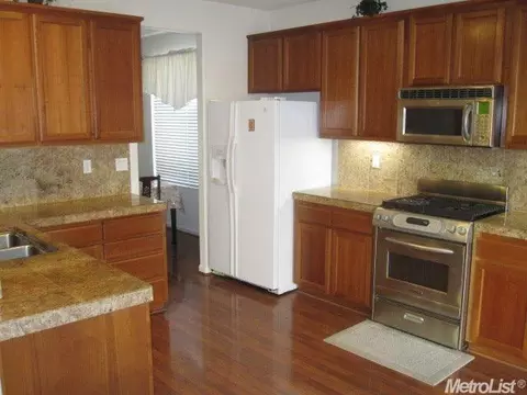 2004 Thelma Loop, Tracy, CA 95377 photo 2