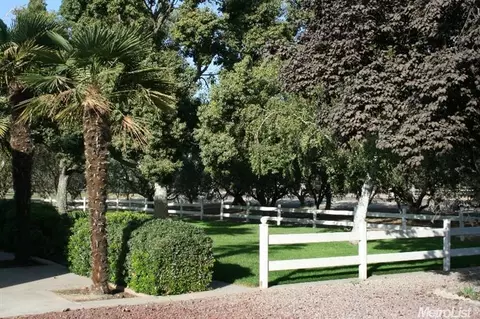 737 S Mitchell Rd, Turlock, CA 95380 photo 4