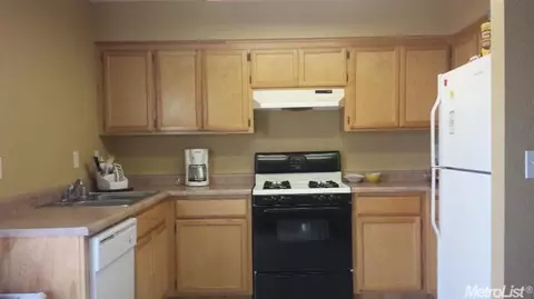 554 E San Xavier Ct, Merced, CA 95341 photo 2