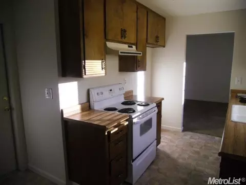 1009 Crippen Ave, Modesto, CA 95351 photo 5