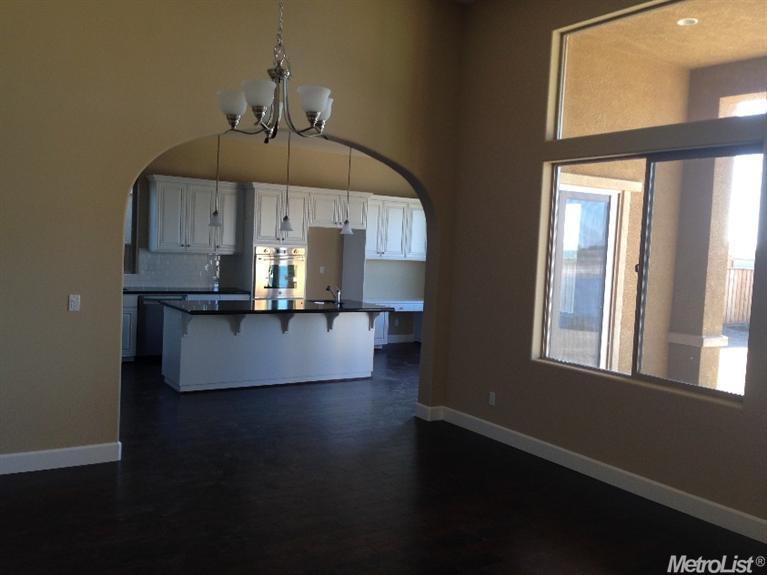 1307 Como Dr, Manteca, CA 95337 photo 3