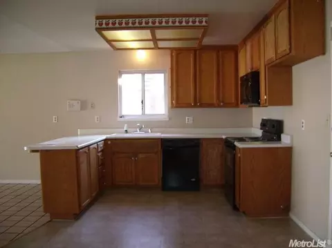 921 Cypress St, Manteca, CA 95336 photo 5