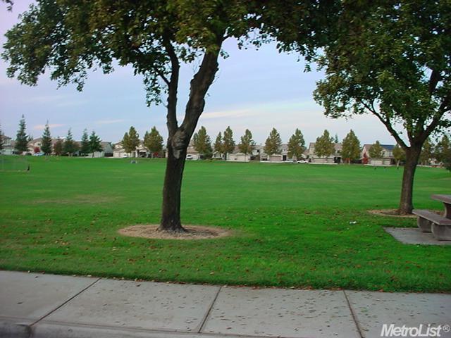 424 W Boesch Dr, Ripon, CA 95366 photo 2