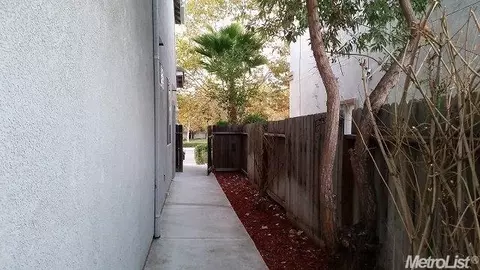 1300 Whispering Wind Dr, Tracy, CA 95377 photo 2