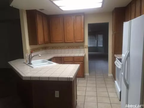 936 Yellow Brick Rd, Modesto, CA 95351 photo 2