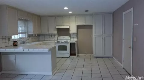 1009 Marklee Way, Modesto, CA 95355 photo 2