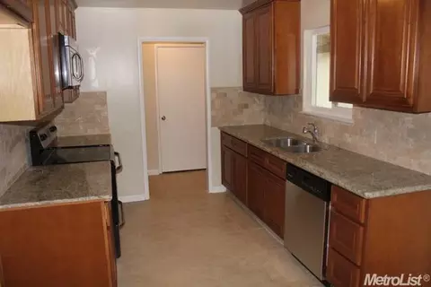818 Frank Ct, Manteca, CA 95336 photo 2