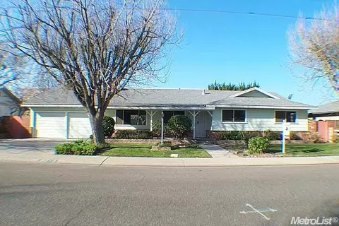 2713 Warwick Ln, Modesto, CA 95350 photo 1