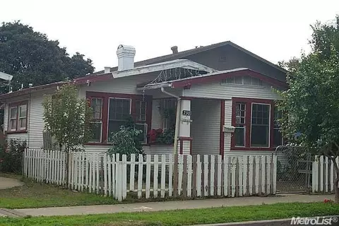 230 Flora St, Lodi, CA 95240 photo 1