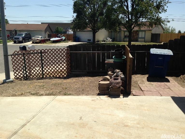 3909 Woodview Dr, Ceres, CA 95307 photo 2
