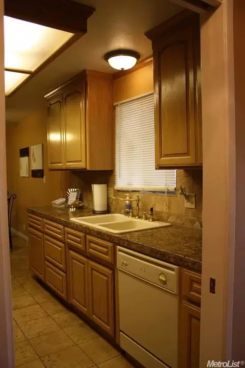 817 E Alameda St, Manteca, CA 95336 photo 3