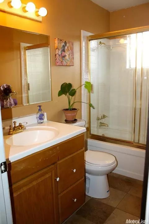 817 E Alameda St, Manteca, CA 95336 photo 7