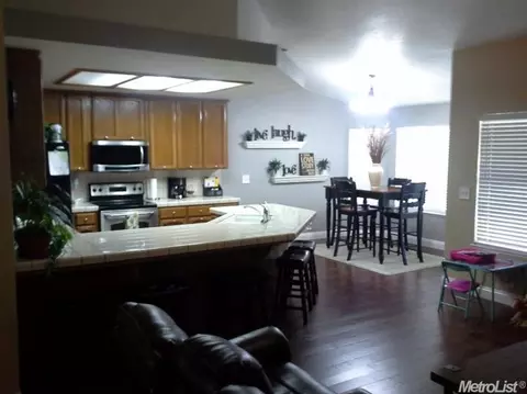 881 Georgetown Ave, Turlock, CA 95382 photo 2