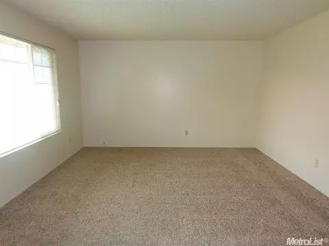 908 Larsen Ln, Modesto, CA 95351 photo 3