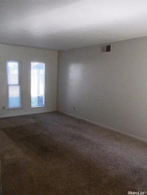 2425 Kilkenny Dr, Modesto, CA 95355 photo 2