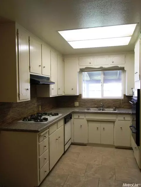 2425 Kilkenny Dr, Modesto, CA 95355 photo 3