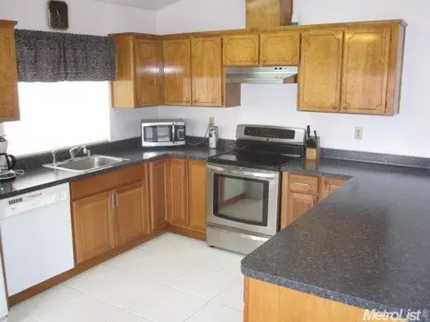 325 W Clover Rd, Tracy, CA 95376 photo 2