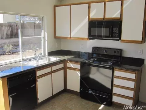 96 Mary Ct, Tracy, CA 95376 photo 2