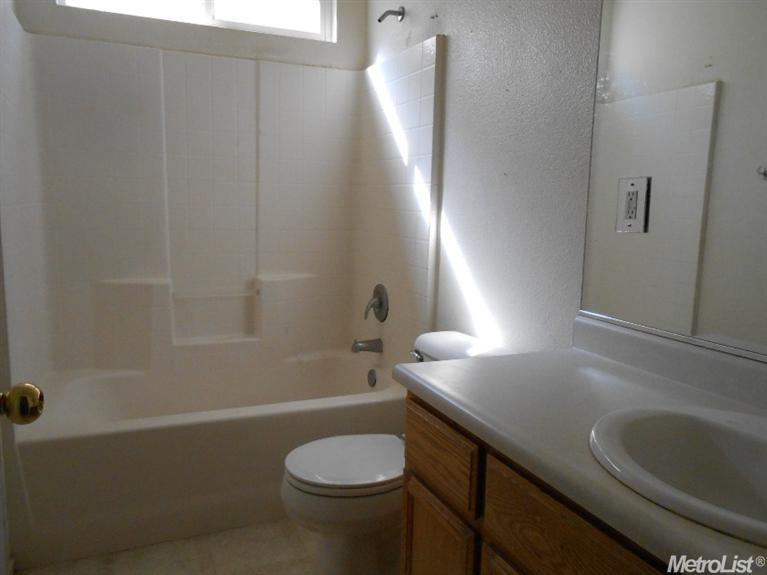 2106 W Solis St, Merced, CA 95348 photo 3