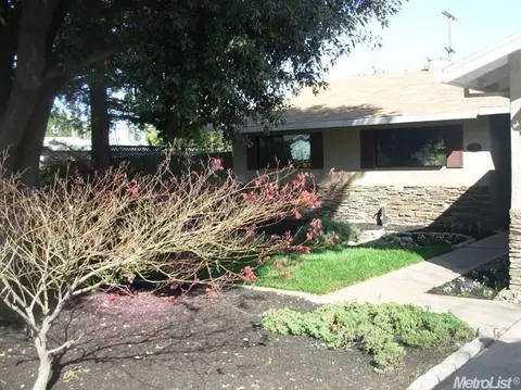2329 Peppermint Ct, Modesto, CA 95355 photo 2