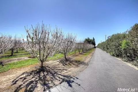 6588 E Haight Rd, Lodi, CA 95240 photo 2