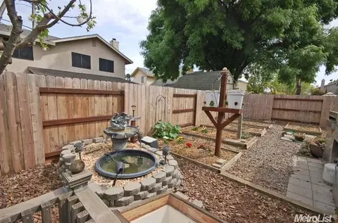 526 Tarland Ln, Patterson, CA 95363 photo 2