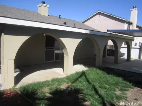 300 Red Robin Dr, Patterson, CA 95363 photo 2