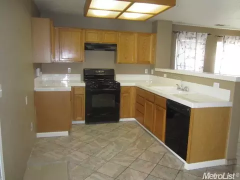 300 Red Robin Dr, Patterson, CA 95363 photo 4