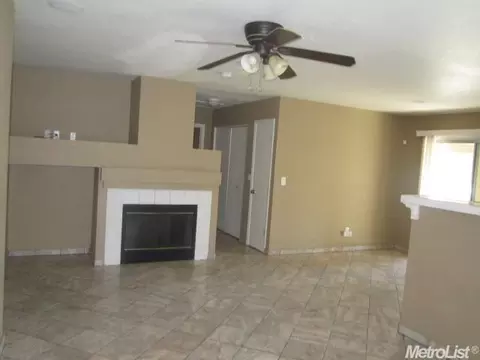 300 Red Robin Dr, Patterson, CA 95363 photo 5