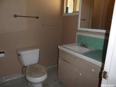 1136 E Alameda St, Manteca, CA 95336 photo 14
