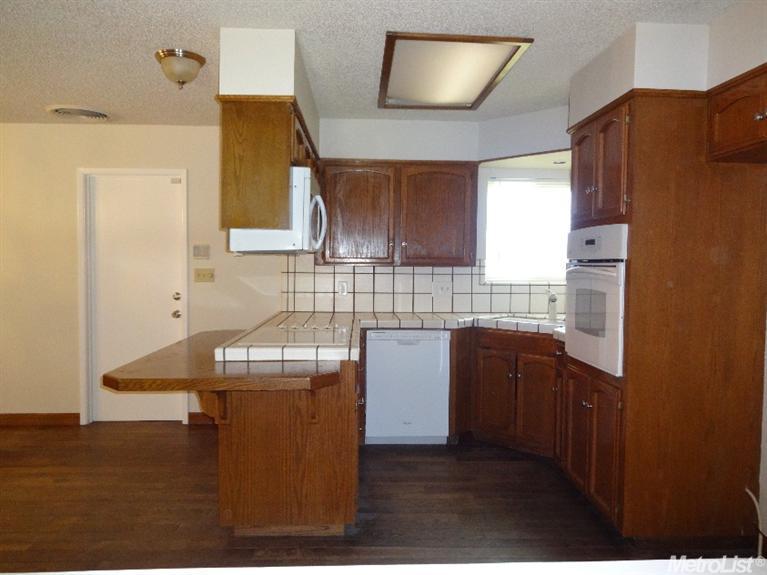 2126 W Pine St, Lodi, CA 95242 photo 3