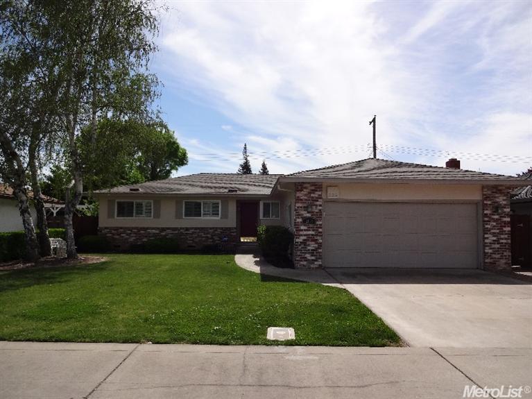 2126 W Pine St, Lodi, CA 95242 photo 1