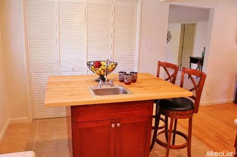 6536 Miles Ln, Carmichael, CA 95608 photo 3