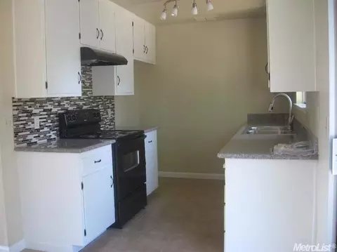 647 Lola Ct, Patterson, CA 95363 photo 2