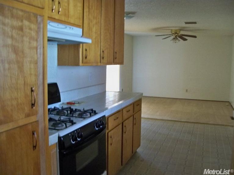 1808 Langton Ln, Modesto, CA 95350 photo 2