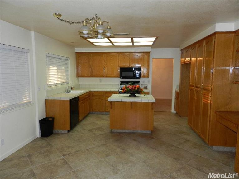 3921 Shawnee Dr, Modesto, CA 95356 photo 2