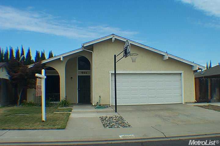 955 Carson Ave, Manteca, CA 95337 photo 1