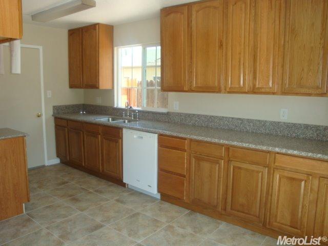 1016 Mathia Dr, Modesto, CA 95351 photo 4