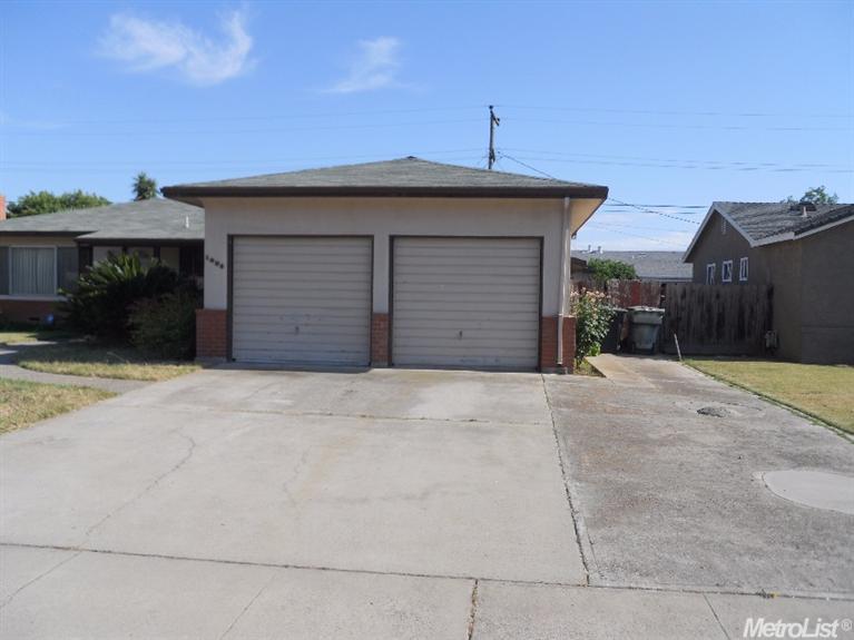 1006 6th St, Ripon, CA 95366 photo 2