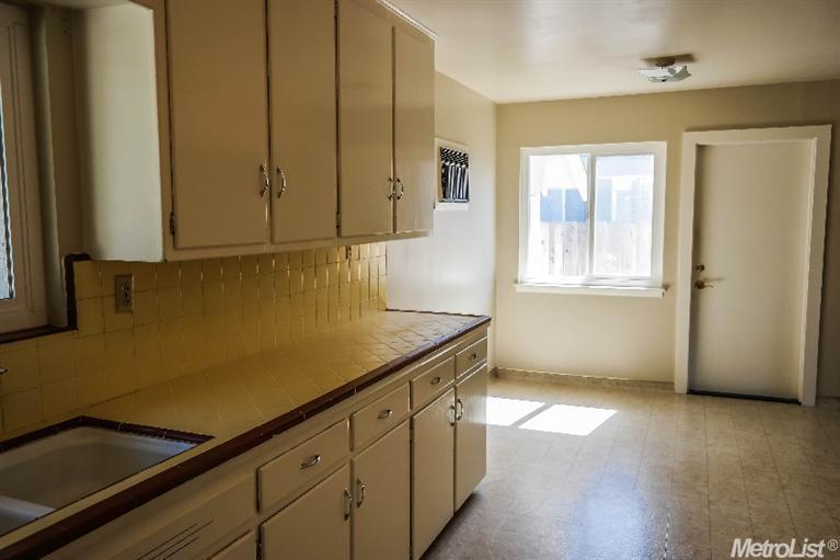 916 Bowen Ave, Modesto, CA 95350 photo 2