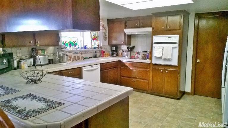 13657 Pinto Ln, Lodi, CA 95240 photo 2