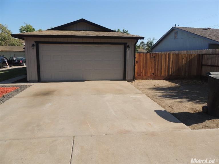 98 Maxwell Ave, Oakdale, CA 95361 photo 3
