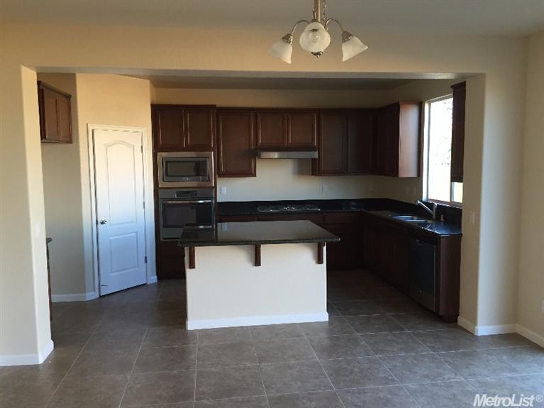 556 Pecan Dr, Ripon, CA 95366 photo 2