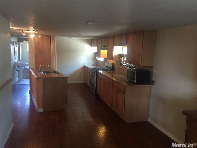 221 Pine St, Modesto, CA 95351 photo 2