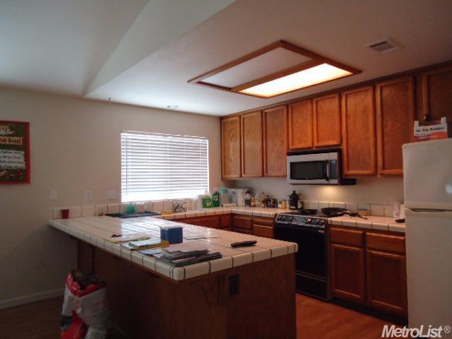 701 E Century Pl, Lodi, CA 95240 photo 4