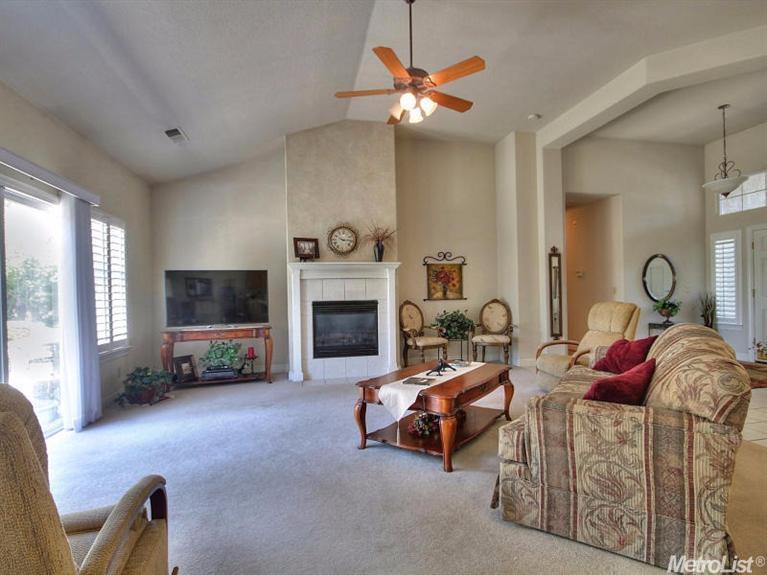 2833 Applewood Dr, Lodi, CA 95242 photo 2