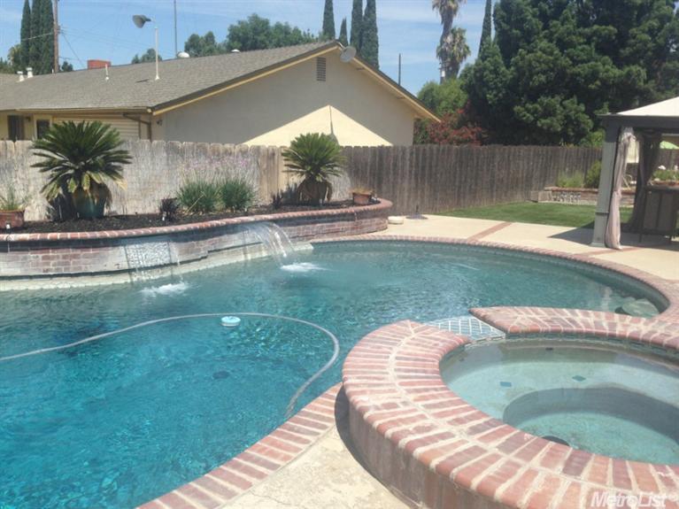 1413 Oakridge Ct, Modesto, CA 95351 photo 2